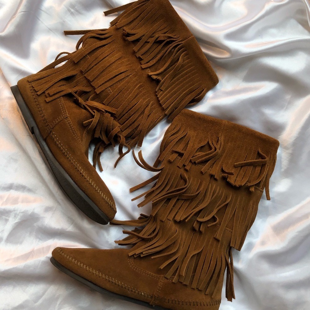 MINNETONKA MOCCASIN 3-Layer Fringe Boot